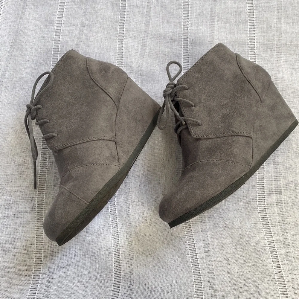 Soda City soft gray Oxford laces booties.*